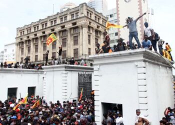 PENUNJUK perasaan berkumpul dalam perkarangan istana Presiden Sri Lanka, Gotabaya Rajapaksa di Colombo. - AFP