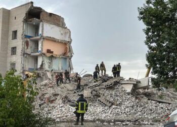 PASUKAN penyelamat membersihkan lokasi kejadian selepas sebahagian bangunan pangsapuri di Chasiv Yar, wilayah Bakhmut musnah dibedil roket Russia. - AFP   