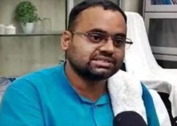 LALLAN Kumar memulangkan semula gaji diterima selama dua tahun. - AGENSI  