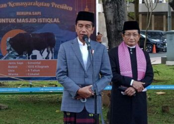JOKOWI hadir pada sidang akhbar selepas menunaikan solat Aidiladha di Masjid Istiqlal, tengah Jakarta, Indonesia. - KOMPAS