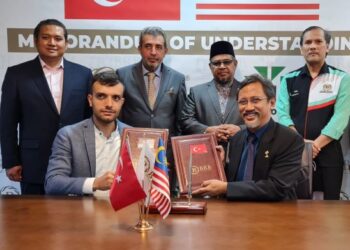 KHAIRUDDIN Mohd. Aman Razali menyaksikan majlis menandatangani memorandum persefahaman MPOC dengan BRB Holding dalam pembekalan makanan haiwan berasaskan sawit, di Turki.