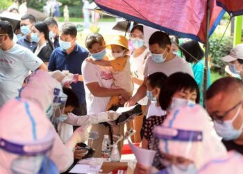 PENDUDUK beratur untuk melakukan ujian asid nukleik bagi mengesan
jangkitan Covid-19 di Wuhan, wilayah Hubei, China. – AFP