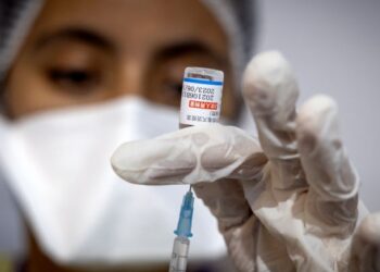 PETUGAS kesihatan
menyediakan
jarum suntikan
vaksin di sebuah
pusat vaksinasi di
daerah Errahma
berhampiran
Casablanca. – AFP