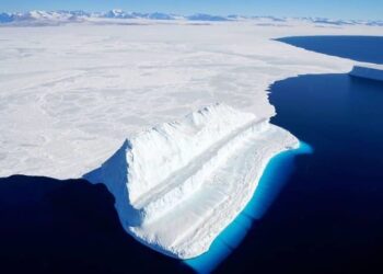BONGKAH ais terapung di McMurdo Sound di Antartika - AFP.