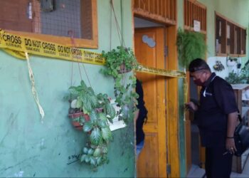 ANGGOTA polis meletakkan pita kuning di sebuah kelas di Deli Serdang yang menjadi lokasi pembunuhan mangsa.-AGENSI