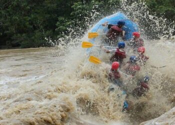 Aktiviti kayak lasak yang menjadi tarikan di Sungai Padas, Tenom-Ihsan Billy Lebang