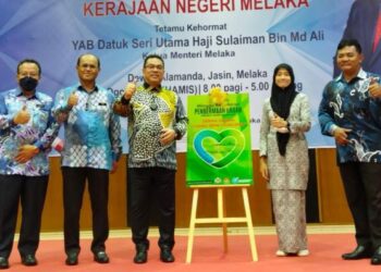 SULAIMAN Md. Ali (tengah) ketika merasmikan Hari Bertemu Pelanggan dan Sambutan Minggu Kesedaran Derma Organ di Jasin, Melaka. - UTUSAN/MUHAMMAD SHAHIZAM TAZALI