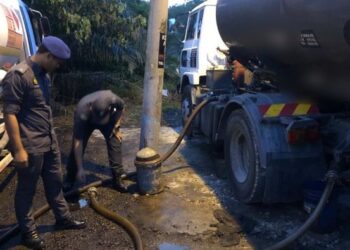 PEGAWAI Penguat kuasa KPDNHEP memeriksa lori tangki dalam serbuan penyelewengan minyal diesel bersubsidi di Kampung Sri Parit, Lukut, Port Dickson. - FOTO/IHSAN KPDNHEP