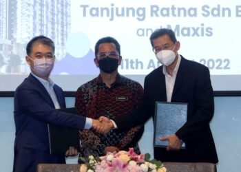MOHAMMAD Mentek (tengah) menyaksikan perjanjian persefahaman MoU di antara Maxis dan Tanjung Ratna Sdn Bhd di Putrajaya. - UTUSAN/FAISOL MUSTAFA