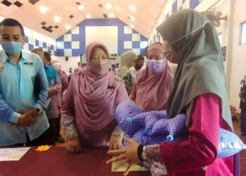 DR. Kasemani Embong (dua kiri) melawat  pameran sempena majlis sambutan Minggu Penyusuan Susu Ibu Sedunia peringkat Terengganu di Setiu, hari ini.