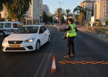 ANGGOTA keselamatan membuat sekatan jalan raya di bandar Afula, utara Israel selepas tahanan Palestin meloloskan diri dari Penjara Gilboa. - AFP