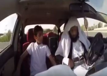 TANGKAP layar video menunjukkan seorang ‘prankster’ menyamar jadi pemandu teksi dan pengebom bunuh diri di Arab Saudi. - AGENSI