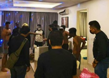 KESEMUA individu berusia antara 17 hingga 35 tahun ditahan dalam dua serbuan berasingan di kondominium di Jalan Pesisiran Bunga Raya, Melaka. - UTUSAN/DIYANATUL ATIQAH ZAKARYA
