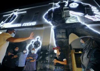 ZAMRI Mohd. Esa (tengah) ketika melawat lokasi mural berlampu di Jalan Raja Aman Shah, Port Dickson, malam semalam-UTUSAN/MOHD. SHAHJEHAN MAAMIN.