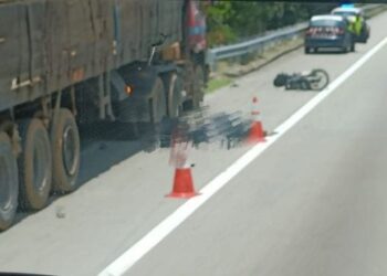 TANGKAP layar pemandu lori yang cedera parah dilanggar sebuah motosikal ketika memeriksa keadaan tayar lori yang bocor di Kilometer 21.8 Lebuhraya Utara-Selatan.