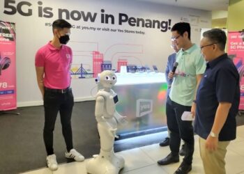 ZAIRIL KHIR Johari (dua dari kanan) berinteraksi dengan robot yang diberi nama Peper ketika melancarkan rangkaian 5G di LTAPP, Bayan Lepas, Pulau Pinang hari ini.