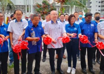 WEE KA SIONG (tengah) ketika merasmikan Bilik Gerakan MCA Parlimen Bayan Baru dan DUN Pantai Jerejak di Persiaran Bukit Jambul, Pulau Pinang semalam sebagai persediaan menghadapi PRU-15.
