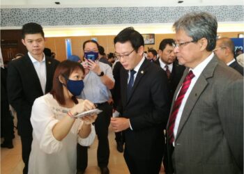 LEE TING HAN (dua, kanan) melawat pameran pada Program Keterlibatan SIRIM dan Industri Johor di Pusat Konvensyen Antarabangsa Persada Johor, Johor Bahru.
