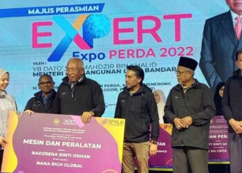 MAHDZIR Khalid (tiga dari kiri) ketika majlis penyerahan bantuan mesin dan peralatan kepada usahawan sempena Expo Perda (Expert) 2022 di Dataran Transformasi Usahawan, Midtown Perda, Tasek Gelugor, Pulau Pinang malam tadi.