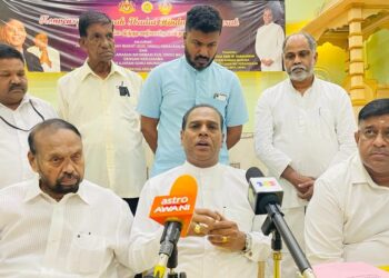 M. SARAVANAN (depan, tengah) ditemui pemberita pada Konvensyen Rumah Ibadat Hindu Negeri Perak di Dewan Kuil Arulmigu Subramaniar Kallumalai, Ipoh hari ini. - UTUSAN/ASLIZA MUSA