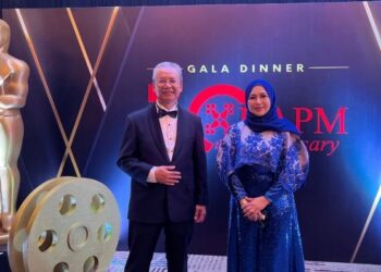 : SUYANTO Osman (kiri) menegaskan pelaksanaan projek pembangunan perlu dilakukan dan dipantau secara telus agar tiada projek yang terbengkalai.
