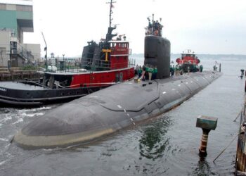 GAMBAR dirakam pada November 2009 menunjukkan kapal selam kelas Virginia New Mexico (SSN 779) menjalani latihan di Lautan Atlantik. - AFP