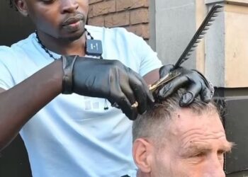 MOHAMMED Ali menjelajah seluruh UK untuk menggunting rambut gelandangan secara percuma. - CATERS NEWS AGENCY