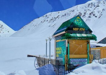 MESIN ATM terletak di puncak gunung pada ketinggian 4,693 meter dari aras laut. - AGENSI