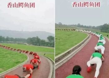 GAMBAR yang dirakam di bandar Xiangshan dan Changsha menunjukkan barisan panjang penduduk melakukan senaman buaya merangkak. - AGENSI