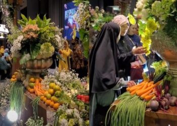 TANGKAP layar menunjukkan para tetamu memilih sayuran dan buah-buahan yang disediakan dalam majlis perkahwinan anak Datuk Bandar Surabaya. - AGENSI