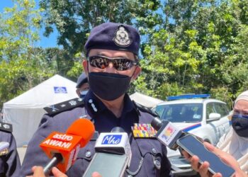 RAZALI Abu Samah bercakap kepada pemberita selepas membuat pemantauan aliran trafik di Plaza Tol Ayer Keroh, Melaka. - UTUSAN/DIYANATUL ATIQAH ZAKARYA