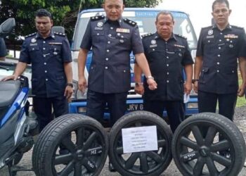 AHMAD Zamry Marinsah (tiga dari kanan) bersama barangan kes di IPD Segamat yang di temui hasil penahanan empat suspek sekitar Labis dan Kluang