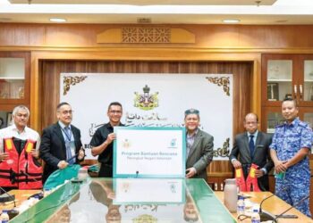 M. Ahmad Shazly (tiga dari kiri)  semasa gimik penyerahan  Program Bantuan Bencana kepada Mohd. Amar Nik Abdullah di Kota Darulnaim, Kota Bharu, Kelantan, hari ini. - IHSAN PETRONAS