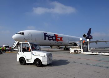 FEDEX perlu mendapatkan kebenaran daripada pihak berkuasa penerbangan untuk membawa sejumlah besar bekalan ais kering untuk menghantar vaksin Pfizer. - AFP