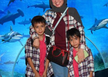 FARRAH Diyana bersama dua anaknya yang kini tinggal di Johor bersama ibunya. - FARRAH DIYANA