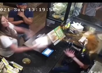 TANGKAP layar rakaman menunjukkan seorang wanita menyimbah sup pedas terhadap Jannelle Broland dan meninggalkan restoran tersebut. - CCTV SOL DE JALISCO