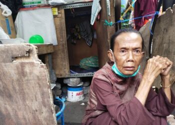 SAMIYAH terpaksa membengkokkan kakinya untuk tidur di dalam almari kecil yang dijadikan sebagai ‘rumahnya’ di Genteng, Surabaya. - AGENSI