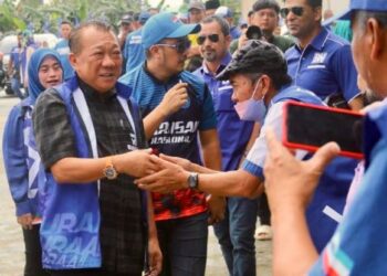 BUNG Moktar Radin semasa tiba pada program ramah mesra di Kampung Taun Gusi di Kota Belud hari ini.