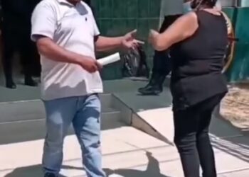 LELAKI itu cuba memeluk ibunya selepas dibebaskan dari penjara namun dipukul dengan tali pinggang. - AGENSI