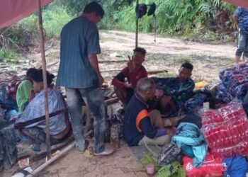 PENDUDUK dan pelajar Orang Asli terkandas di dalam hutan selepas kenderaan pacuan empat roda mereka tersangkut dalam lumpur akibat cuaca hujan di Gua Musang, Kelantan - IHSAN PENDUDUK