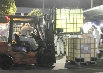 PASUKAN Bomba dan Unit Pengendali Bahan Berbahaya (Hazmat) mengesan kebocoran bahan kimia asid hidroklorik daripada tong di sebuah kilang di Jalan Tanjung Bunga, Taman Tasik Jaya di sini.-GAMBAR/IHSAN BOMBA.