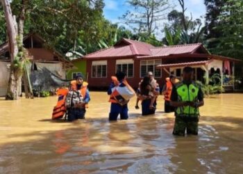 BEBERAPA orang anggota APM Lipis sedang membantu kerja pemindahan mangsa di Kampung Lubuk Kulit di Lipis, Pahang. - FOTO /IHSAN APM LIPIS