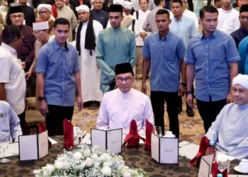 ANWAR Ibrahim hadir pada Program Pertemuan Mahabbah Perdana Menteri bersama Ulama dan Asatizah di Kompleks Seri Perdana Putrajaya. -UTUSAN/FAISOL MUSTAFA