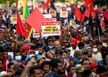 AKTIVIS dan penyokong parti Janatha Vimukthi Peramuna melaungkan slogan anti-kerajaan semasa demonstrasi di Colombo.-AFP