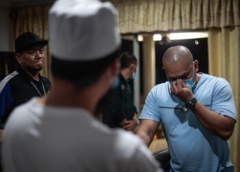 Ebit Lew ketika memberi kata-kata semangat buat anggota PGA yang bertugas di sempadan Perlis. - Gambar Facebook Ebit Lew