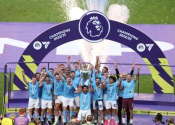 MANCHESTER City menjulang piala Liga Perdana Inggeris buat kali ketiga berturut-turut di Stadium Etihad.