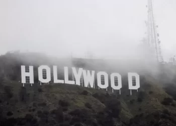 PAPAN tanda Hollywood hampir tidak kelihatan akibat salji tebal. -AGENSI