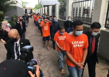 SERAMAI 13 individu termasuk  sembilan anggota Jabatan Imigresen yang disyaki terlibat kes pemalsuan cap sempadan dibawa ke Mahkamah Majistret Johor Bahru, Johor, hari ini. - UTUSAN/BAZLAN IBRAHIM