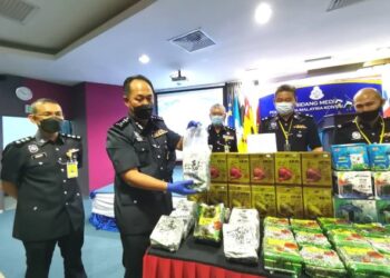 JAUTEH Dikun (dua kiri) menunjukkan dadah jenis syabu yang dirampas di Kota Kinabalu baru-baru ini.
