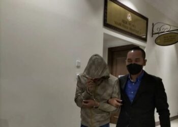 Suspek diiring keluar oleh pegawai SPRM selepas reman dibenarkan di Mahkamah Majistret hari ini.